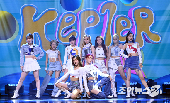 그룹 케플러가 20일 오후 서울 광진구 광장동 예스24라이브홀에서 열린 두 번째 미니앨범 'DOUBLAST' 발매 기념 쇼케이스에 참석해 공연을 하고 있다. [사진=김성진 기자]