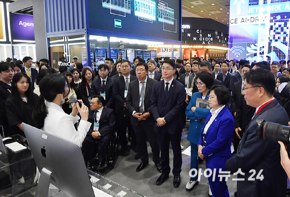 국회 과방위 최민희 위원장, 김현 여당 간사, 최형두 야당 간사, 류제명 과학기술정보통신부 2차관 등 참석자들이 22일 서울 강남구 코엑스에서 열린 2026 월드IT쇼에서 부스를 둘러보고 있다. [사진=곽영래 기자]