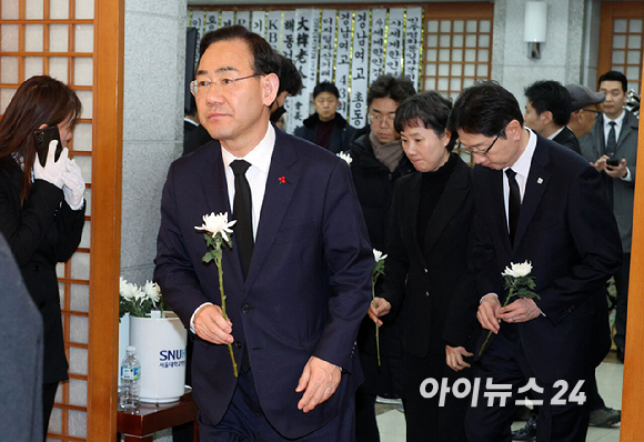 주호영 국회 부의장이 27일 서울 종로구 서울대병원 장례식장에 마련된 고 이해찬 전 국무총리 빈소에서 조문을 하고 있다. [사진=사진공동취재단]