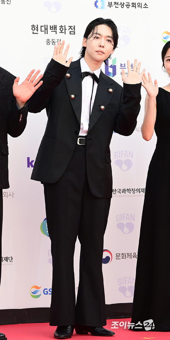 위너 김진우가 3일 오후 경기도 부천시 부천아트센터에서 열린 제29회 부천국제판타스틱영화제 레드카펫 행사에 참석하고 있다. [사진=정소희 기자]