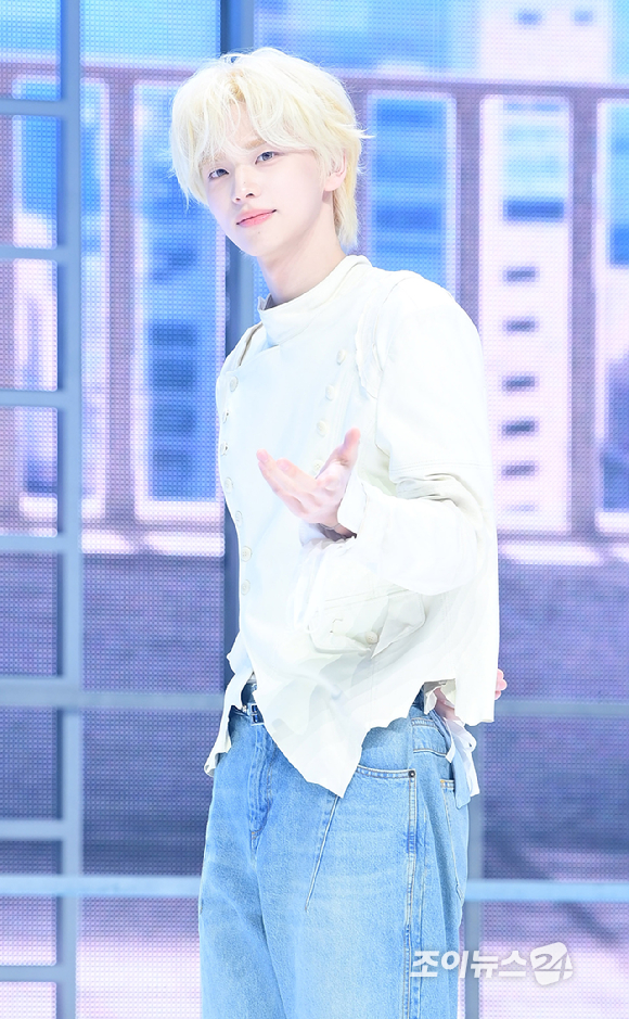 그룹 투어스 신유가 27일 오후 서울 광진구 광장동 예스24라이브홀에서 열린 투어스(TWS) 미니 5집 'NO TRAGEDY' 발매 기념 쇼케이스에서 참석하고 있다. [사진=정소희 기자]