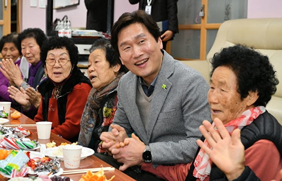 조현일 경산시장이 하양읍 경로당을 찾아 어르신들과 환담을 나누고 있다. [사진=경산시]