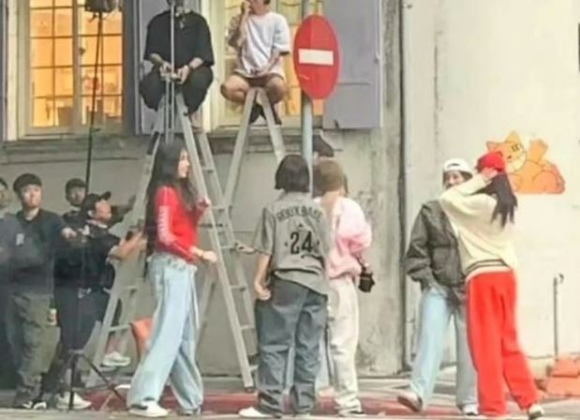 뉴진스가 지난 6일(현지시간) 미국 로스앤젤레스 유튜브 시어터에서 열린 &lsquo;2024 빌보드 위민 인 뮤직 어워드(2024 Billboard Women in Music Awards)&rsquo;에 참석해 포즈를 취하고 있다. [사진=빌보드]