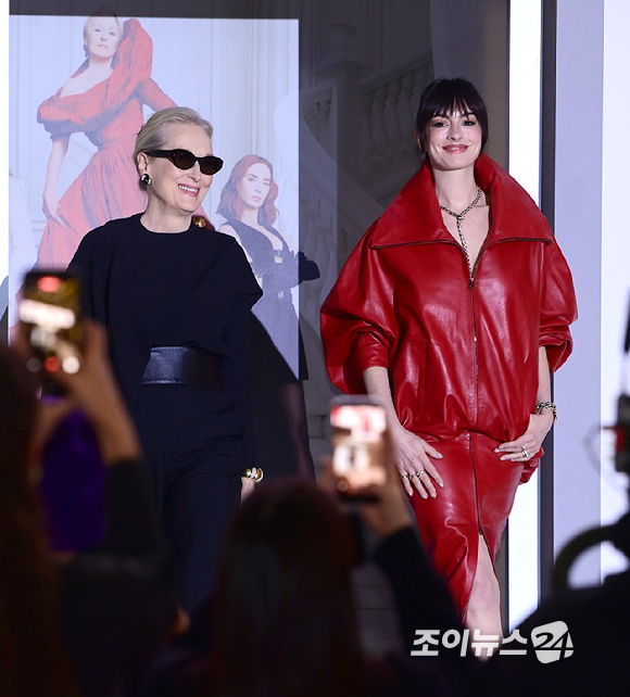 배우 메릴 스트립, 앤 해서웨이가 8일 오후 서울 영등포구 타임스퀘어에서 열린 영화 '악마는 프라다를 입는다 2' 레드카펫 행사에 참석하고 있다. [사진=정소희 기자]