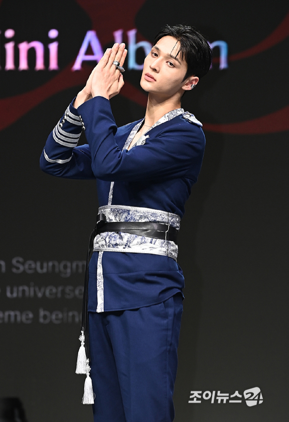 그룹 앰퍼샌드원(AMPERS&ONE) 마카야가 8일 서울 용산구 노들섬 라이브하우스에서 열린 미니 4집 '데피니션'(DEFINITION) 발매 기념 쇼케이스에서 포토타임을 갖고 있다. [사진=곽영래 기자]