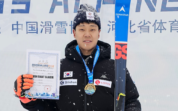 한국 알파인 스키 간판 스타로 꼽히는 정동현이 지난 7일 중국에서 열린 FIS 주최 2023-24시즌 극동컵 회전에서 우승을 차지했다. [사진=미동부한인스키협회]