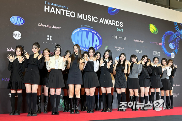 그룹 트리플에스(tripleS)가 18일 오후 서울 중구 동대문디자인플라자에서 열린 '31주년 한터뮤직어워즈 2023' 레드카펫에 참석하고 있다. [사진=정소희 기자]