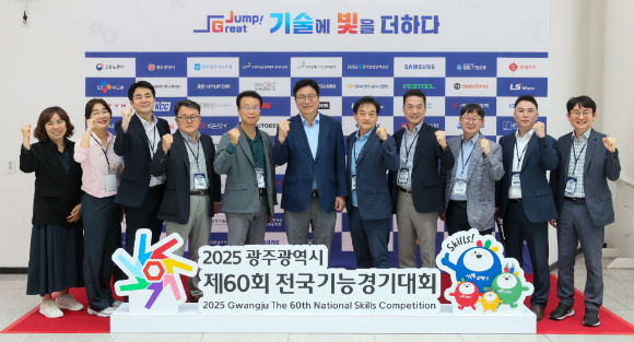 도성훈 인천광역시교육감은 22일 광주에서 열린 제60회 전국기능경기대회장을 방문해 격려하고 있다. [사진=인천시교육청]