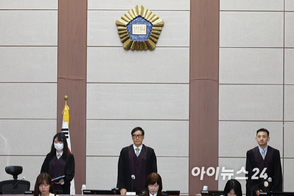 윤석열 전 대통령이 26일 서울 서초구 서울중앙지법에서 열린 특수공무집행방해, 직권남용 권리행사방해 등 혐의 사건 첫 공판에 출석하고 있다. [사진=사진공동취재단]
