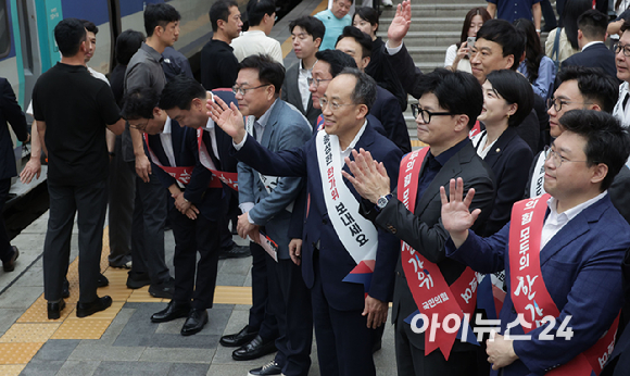 추석연휴가 시작되는 13일 오전 국민의힘 한동훈 대표, 추경호 원내대표 등 지도부가 서울역에서 귀성객에게 인사를 하고 있다. [사진=정소희 기자]