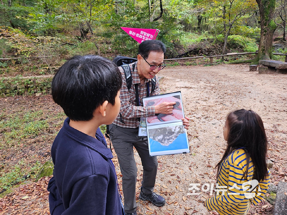 장석규 종로구청 숲길체험지도사가 19일 서울 종로구 부암동 백사실 계곡에서 진행된 '스타 고우리와 함께 하는 제10회 희망찾기 등산·트레킹 교실'에서 참가 어린이들에게 친절한 설명을 해주고 있다. [사진=이미영기자]