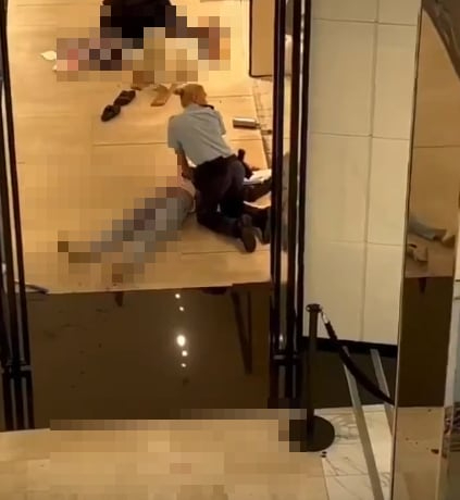 호주 시드니의 한 쇼핑몰에서 한 남성이 흉기 난동을 벌여 6명이 사망한 가운데, 당시 범인을 홀로 제압해 낸 여성 경찰관이 주목받고 있다. 사진은 사건 당시 스콧 경위의 대응 모습. [사진=X(옛 트위터)]