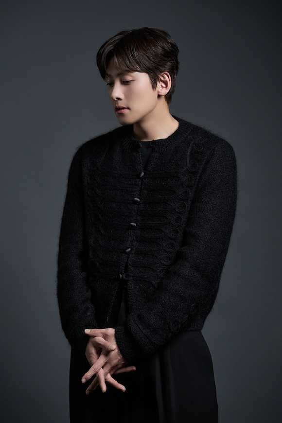 '조각도시' 지창욱이 인터뷰에 앞서 사진촬영을 하고 있다. [사진=월트디즈니 컴퍼니 코리아]