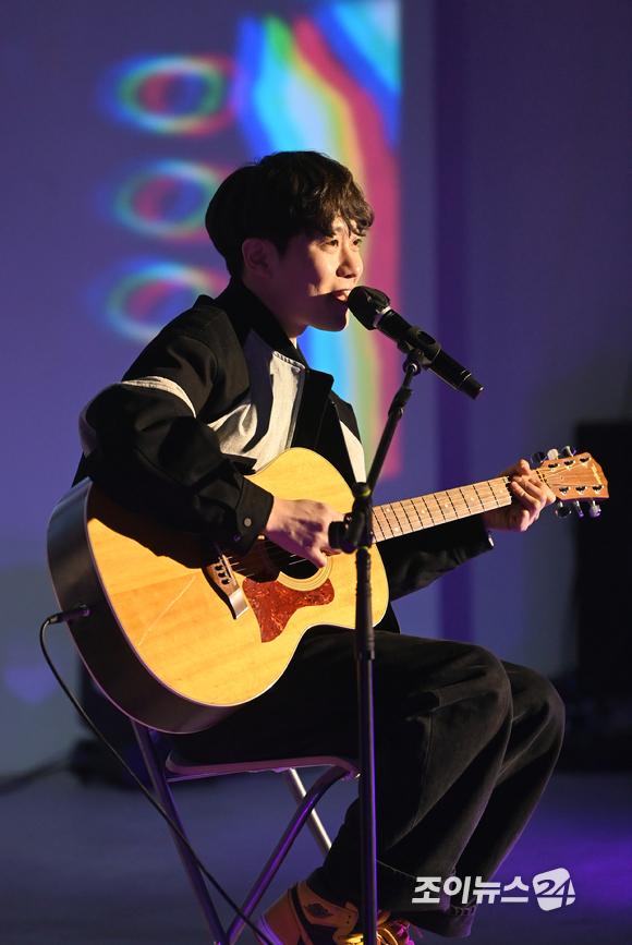 가수 오곤이 5일 오후 서울 광진구 파이팩토리스튜디오에서 열린 '댕댕왕왕 조이콘서트'에서 멋진 무대를 선보이고 있다. [사진=정소희 기자]