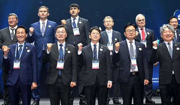 19일 강원 강릉컨벤션센터에서 열린 '2026 강릉 ITS 세계총회' 개회식에서 유정훈 조직위원장과 홍지선 국토교통부 장관, 우상호 강원도지사, 김중남 강릉시장 등 참석자들이 기념 촬영하고 있다. [사진=강릉 ITS 조직위]
