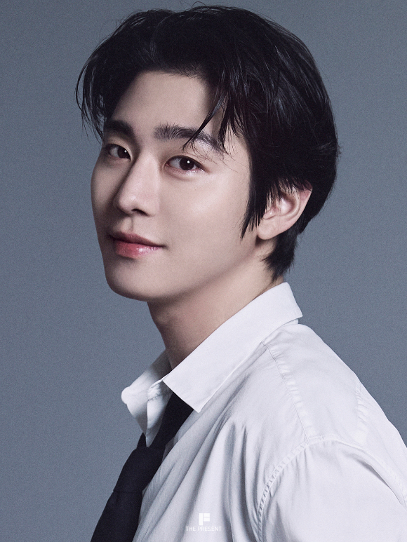 배우 안효섭이 프로필 사진 촬영에서 포즈를 취하고 있다. [사진=더프레젠트컴퍼니]