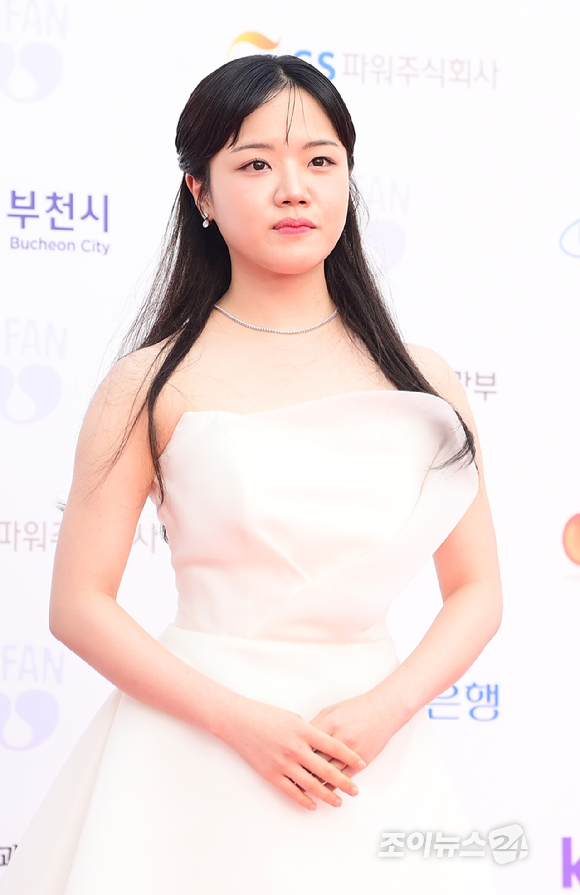 배우 김향기가 3일 오후 경기도 부천시 부천아트센터에서 열린 제29회 부천국제판타스틱영화제 레드카펫 행사에 참석하고 있다. [사진=정소희 기자]
