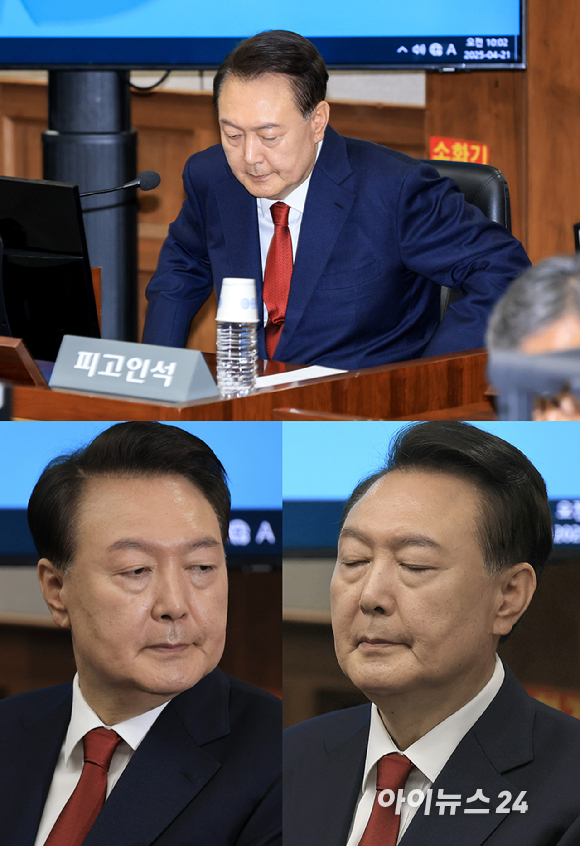 윤석열 전 대통령이 21일 서울 서초동 서울중앙지법에서 열린 내란 우두머리 혐의 형사재판 2번째 공판에 출석하고 있다. [사진=사진공동취재단]