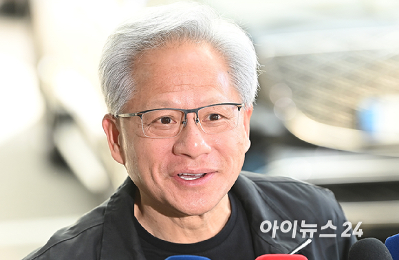 젠슨 황 엔비디아 최고경영자(CEO)가 방한 일정을 마치고 9일 서울김포비즈니스항공센터를 통해 출국에 앞서 취재진의 질문에 답변하고 있다. [사진=곽영래 기자]