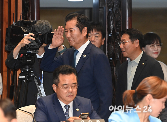 정청래 더불어민주당 전 대표가 29일 서울 여의도 국회에서 의원총회에 참석하고 있다. [사진=곽영래 기자]