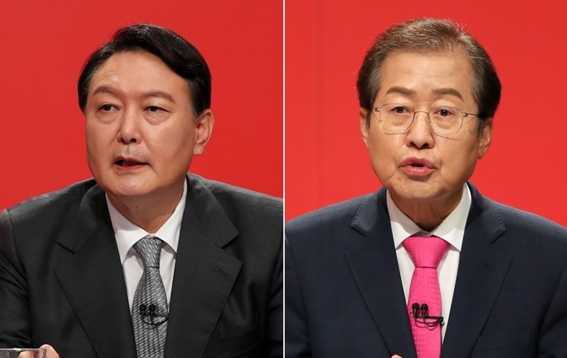2022년 2월 11일 당시 국민의힘 윤석열 대선 후보가 서울 중구 매경미디어센터에서 열린 한국기자협회 주최&middot;방송 6개사 공동 주관 '2022 대선후보 초청 토론'에서 방송 준비를 하고 있다. 2022.2.11 [사진=연합뉴스]