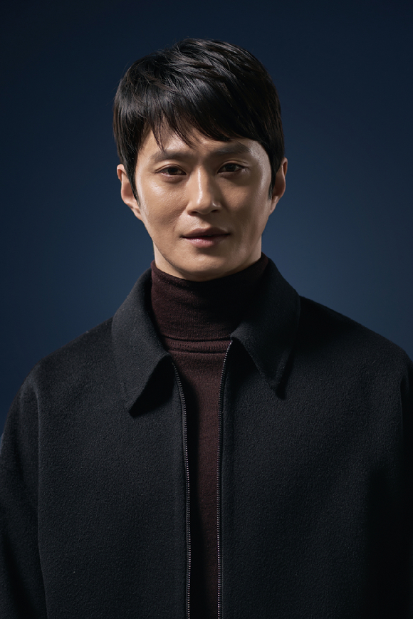 배우 김성규가 영화 '노량: 죽음의 바다'(감독 김한민) 인터뷰에 앞서 포즈를 취하고 있다. [사진=(주)에이스메이커무비웍스,롯데엔터테인먼트]