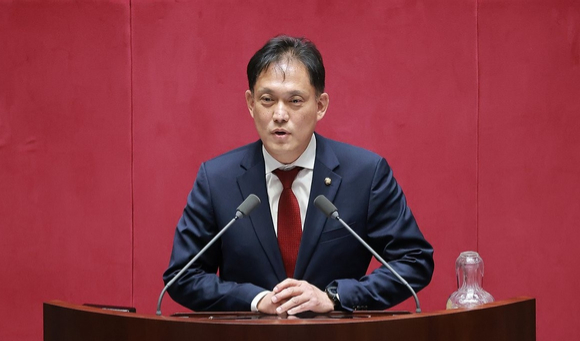 울산 남갑 국회의원 보궐선거에서 당선된 국민의힘 김태규 의원이 5일 국회에서 22대 국회 후반기 의장단을 선출하기 위해 열린 본회의에서 선서한 뒤 인사말하고 있다. 2026.6.5 [사진=연합뉴스]