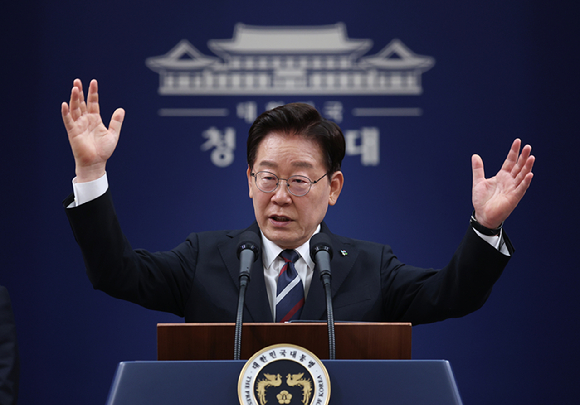 이재명 대통령이 19일 청와대 춘추관에서 열린 G7 참석&middot;유럽 순방 결과 브리핑에서 취재진 질문에 답하고 있다. 2026.6.19 [사진=연합뉴스]