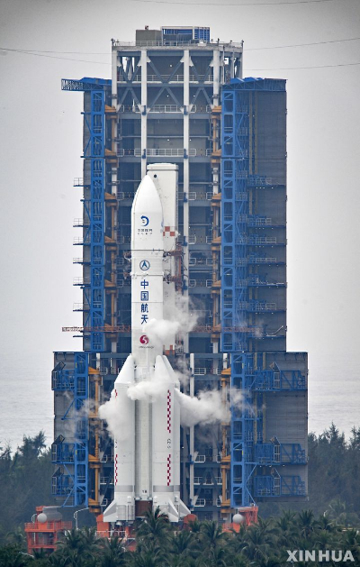 중국의 달 이면 착륙 및 채취선 창어 6호 우주선을 상단에 탑재한  우주 로켓 창정 5호 야오 8호가 원창 우주발사장에 기립되어 카운트다운되고 있다. [사진=신화/뉴시스]