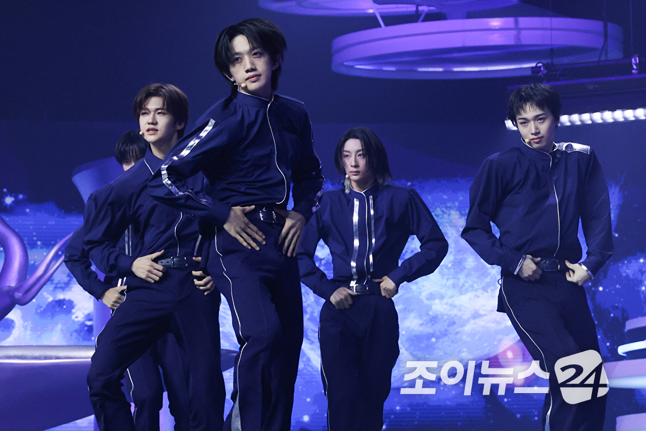 그룹 A2O 소울이 12일 오후 경기도 고양시 일산 킨텍스에서 진행된 A2O 소울(A2O SOUL)&middot;A2O 라이트(A2O LITE)의 데뷔쇼 '웰컴 투 소울라이트 프롬 A2O 소울 A2O 라이트(WELCOME TO SOULITE From A2O SOUL A2O LITE)' 행사에 참석해 열띤 무대를 펼치고 있다. [사진=문수지 기자]