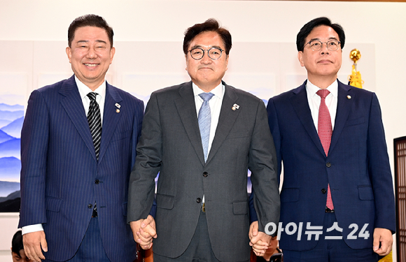우원식 국회의장이 24일 오전 서울 여의도 국회에서 김병기 더불어민주당 당대표 직무대행 겸 원내대표와 송언석 국민의힘 원내대표와 대화하기에 앞서 기념사진을 찍고 있다. [사진=곽영래 기자]