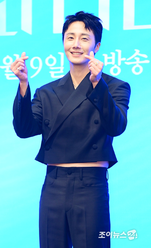 배우 정일우가 6일 오후 서울 신도림 더세인트 그랜드 볼룸에서 열린 KBS2 새 주말드라마 '화려한 날들' 제작발표회에 참석하고 있다. [사진=정소희 기자]