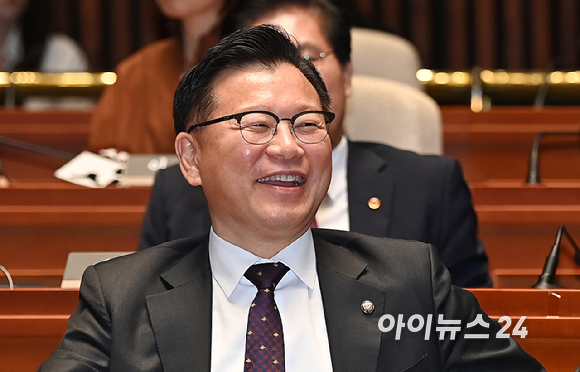 이양수 국민의힘 사무총장이 7일 오후 서울 여의도 국회에서 열린 의원총회에 참석하고 있다. [사진=곽영래 기자]