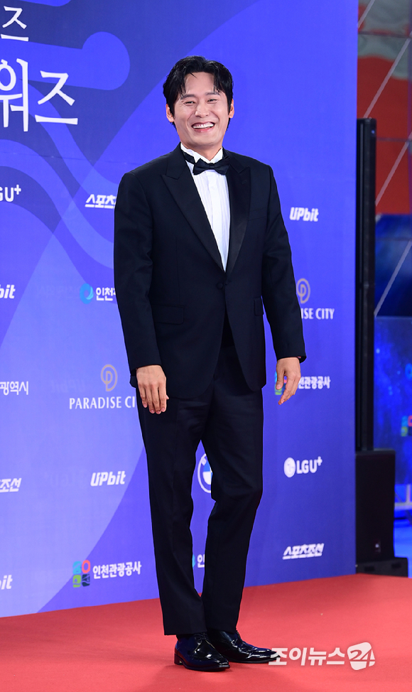 배우 최대훈이 18일 오후 인천광역시 파라다이스 시티에서 열린 제4회 청룡시리즈어워즈 레드카펫 행사에 참석하고 있다. [사진=정소희 기자]