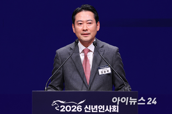 김민석(오른쪽 세 번째) 국무총리와 최태원(왼쪽 두 번째) 대한상공회의소 회장, 정청래(왼쪽) 더불어민주당 대표, 장동혁 국민의힘 대표가 2일 오후 서울 중구 대한상공회의소에서 열린 2026 경제계 신년인사회에서 떡케이크를 자르고 있다. [사진=사진공동취재단]