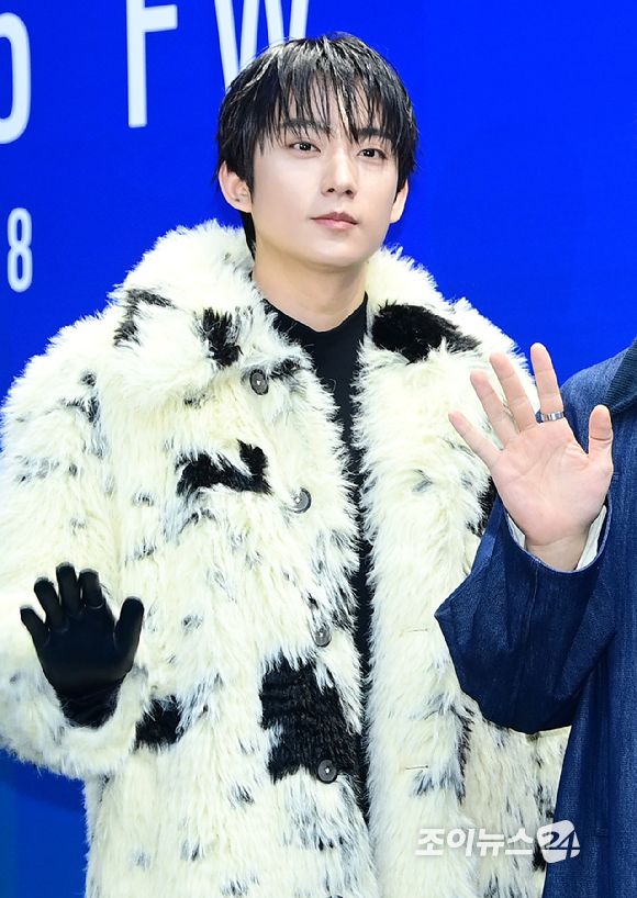 그룹 비원에이포(B1A4) 공찬-산들-신우가 3일 오후 서울 동대문디자인플라자(DDP)에서 진행된 '2026 F/W 서울패션위크(SFW)' 오프닝 쇼 뮌 컬렉션 포토월 행사에 참석하고 있다. [사진=정소희 기자]