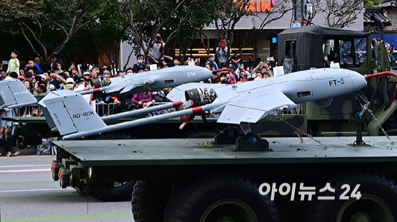 건군 76주년 국군의 날 기념행사가 1일 오후 서울 중구 광화문 거리 일대에서 진행되는 가운데 무인 첨단 무기들이 시가행진을 벌이고 있다. [사진=곽영래 기자]