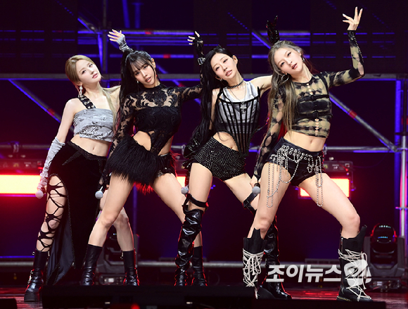 그룹 키스오브라이프가 6일 오후 서울 용산구 블루스퀘어에서 열린 키스오브라이프(KISS OF LIFE)새 싱글 앨범 'Who is she' 발매 기념 쇼케이스에 참석해 무대를 선보이고 있다. [사진=정소희 기자]