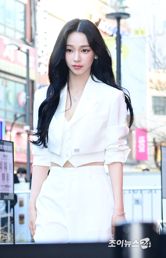 그룹 에스파(aespa) 카리나가 19일 오후 서울 성동구 성수동 올리브영N 성수에서 열린 미쟝센 '퍼펙트 세럼 팝업' 팝업 행사 오픈 기념 포토콜 행사에 참석하고 있다. [사진=정소희 기자]