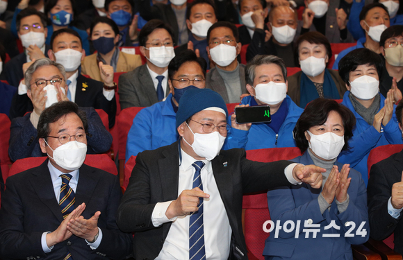 더불어민주당 이낙연 총괄선대위원장과 송영길 대표, 윤호중 원내대표, 추미애 명예선대위원장 등 당 지도부가 9일 오후 서울 여의도 국회 의원회관 개표 상황실에서 방송 3사, JTBC 출구조사 결과를 지켜보고 있다. [사진=정소희 기자]