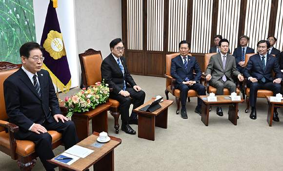 이재명 대통령이 2일 국회에서 추가경정예산안 시정연설에 앞서 우원식 국회의장, 여야 대표와 환담하고 있다. 오른쪽부터 조국혁신당 조국 대표, 국민의힘 장동혁 대표, 더불어민주당 정청래 대표, 우 의장, 이 대통령. 2026.4.2 [사진=연합뉴스]