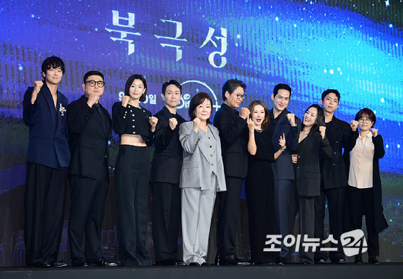 (왼쪽부터)강동원-허명행 감독-전지현-오정세-김해숙-유재명-이미숙-박해준-이상희-주종혁-김희원 감독이 2일 오전 서울 종로구 포시즌스 호텔에서 진행된 디즈니 플러스 오리지널 시리즈 '북극성' 제작발표회에 참석하고 있다. [사진=정소희 기자]