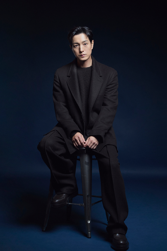 배우 정성일이 넷플릭스 영화 '전, 란' 인터뷰에 앞서 사진 촬영을 하고 있다. [사진=넷플릭스]