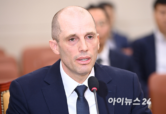 해롤드 로저스 쿠팡 대표이사가 17일 서울 여의도 국회 과학기술정보방송통신위원회 전체회의에서 열린 쿠팡 침해사고 관련 청문회에서 질의에 답하고 있다. [사진=곽영래 기자]