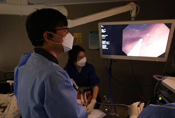 21일 소화기내과 이재욱 전문의가 내시경적점막절제술(치료내시경)을 시술하고 있다. [사진=세명기독병원]