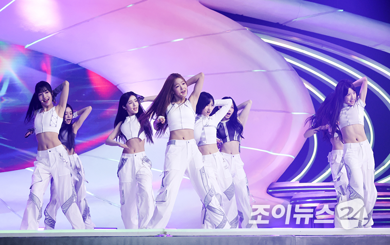 그룹 A2O 라이트가 12일 오후 경기도 고양시 일산 킨텍스에서 진행된 A2O 소울(A2O SOUL)&middot;A2O 라이트(A2O LITE)의 데뷔쇼 '웰컴 투 소울라이트 프롬 A2O 소울 A2O 라이트(WELCOME TO SOULITE From A2O SOUL A2O LITE)' 행사에 참석해 열띤 무대를 펼치고 있다. [사진=문수지 기자]