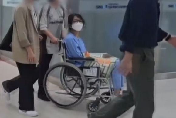 서울 남부구치소에 수감된 윤석열 전 대통령 배우자 김건희 씨가 진료를 위해 외부 병원을 방문한 모습이 포착됐다. 사진은 지난 17일 오후 서울 동작구 한 대형병원을 방문한 김 씨 모습. [사진=MBN 보도화면 캡처]