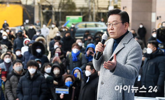 이재명 더불어민주당 대선 후보가 22일 오후 인천 부평역 광장에서 열린 '인천 재도약 앞으로, 인천 경제 제대로!' 부평 유세에서 발언을 하고 있다. [사진=김성진 기자]