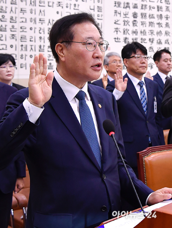 박성재 법무부 장관이 8일 오전 서울 여의도 국회에서 열린법제사법위원회 국정감사에서 선서를 하고 있다. [사진=곽영래 기자]