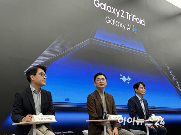 갤럭시 Z 트라이폴드에서 오른쪽 화면의 이미지를 중앙 화면으로 이동시키는 모습 [영상=권서아 기자]